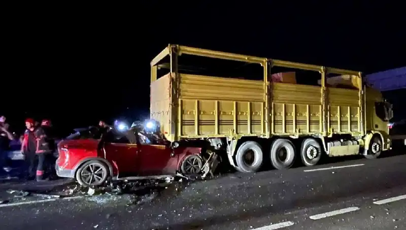 Kamyona Çarpan Araçta Yaşanan Kaza Trafiği Felç Etti