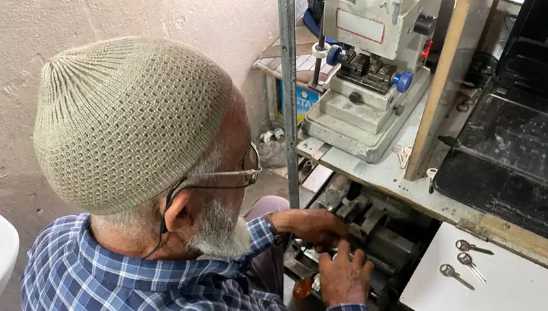 28 Yılda 4 Metrekarelik Dükkanda Bir Krallık Kurdu