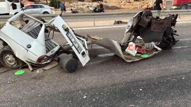 Bariyere Çarpan Araçta Feci Kaza: Hayatını Kaybeden ve Yaralı Var