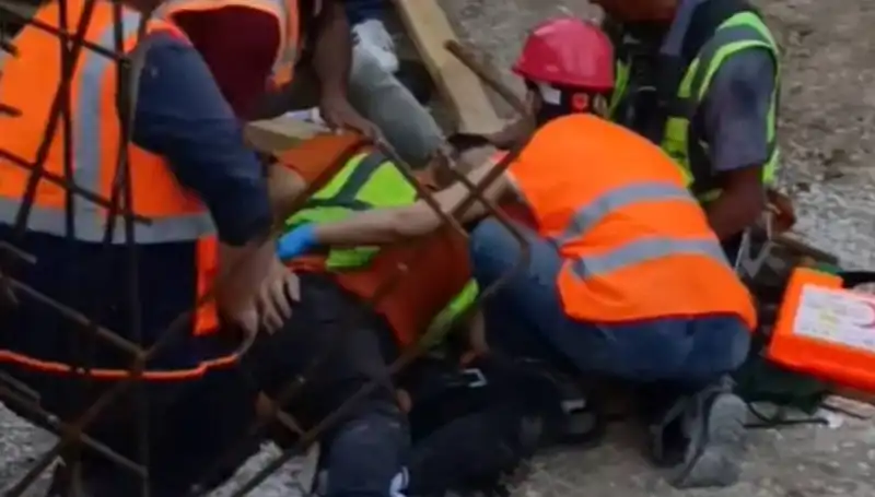 Adana'da İnşaat Kazası: İki İşçi Yaralandı, Tüm Detaylar Ortaya Çıktı!