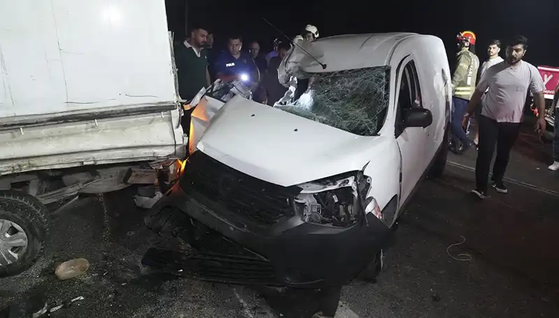 İstanbul’da Feci Kaza: 3 Kişi Yaralandı, Araçlar Kullanılamaz Hale Geldi
