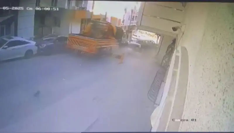 Kontrolden Çıkan Vinç Unutulmaz Bir Kaza Yaptı: 23 Araca Çarptı!