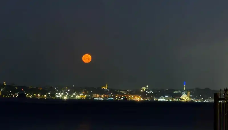 İstanbul'da Çilek Dolunayı: Göz Alıcı Manzaralar Ortaya Çıktı