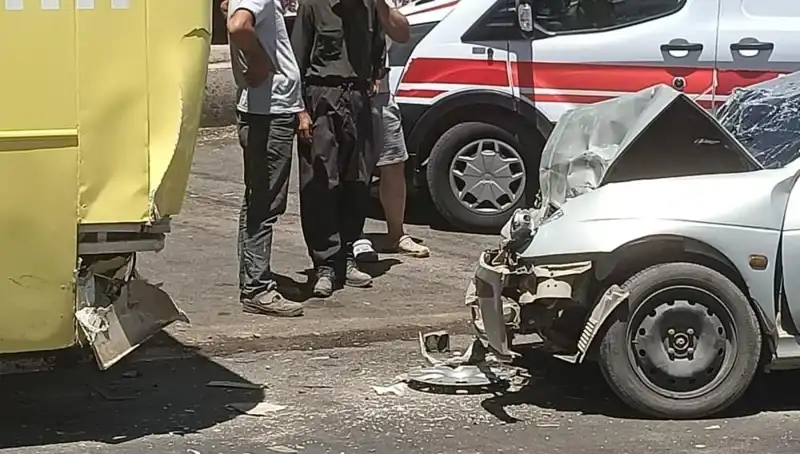 Halk Otobüsü Ve Otomobil Çarpıştı: İkisi de Yaralı!