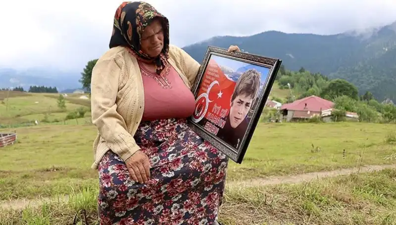 DEM Parti, Eren Bülbül'ün Annesine Özverili Bayram Ziyareti Gerçekleştirdi