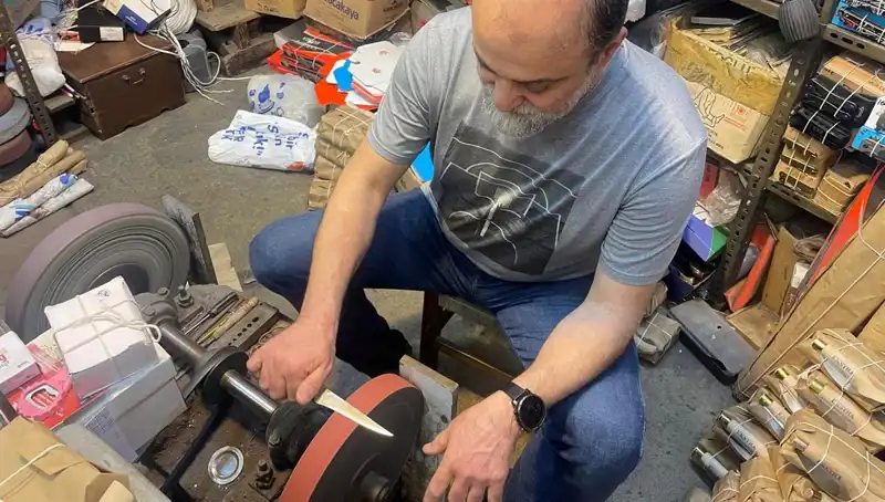 Enginar Hasadında Usta Bıçakçılar, Alışkanlık ve El Becerisiyle Yoğun Çalışıyor