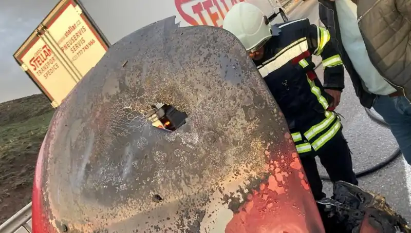 Seyir Halindeki Otomobilde Korkutan Yangın: Yolcular Zor Anlar Yaşadı!