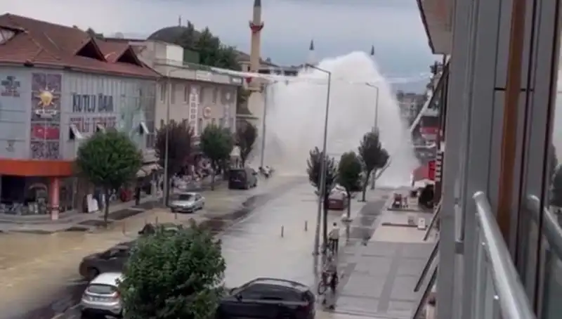 İçme Suyu Hattı Borusu Patladı: Şehirde Su Fışkırma Panic Anları
