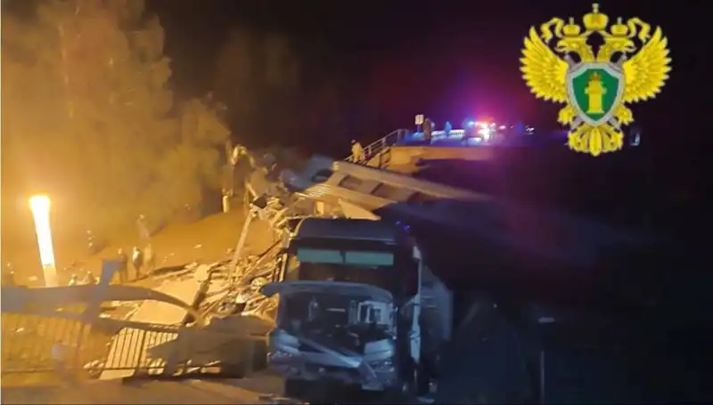Rusya'da Korkunç Kaza: İki Köprü Çöktü, Trenler Raydan Çıktı