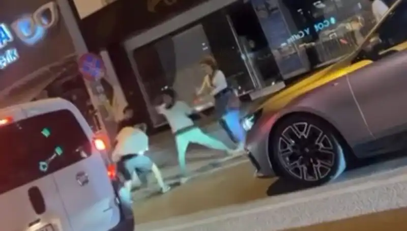 İstanbul Cadde Boks Ringine Dönüştü: Şehir Sokaklarında Yumruklar Uçuşuyor