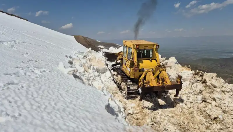 Nisan Ayında 2 Metreyi Aşan Kar, Yol Açma Çalışmaları Başladı