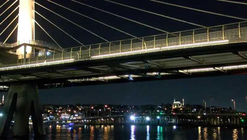 Metro Köprüsünden Denize Düşen Kişiyi Bulmak İçin Arama Çalışmaları Sürüyor