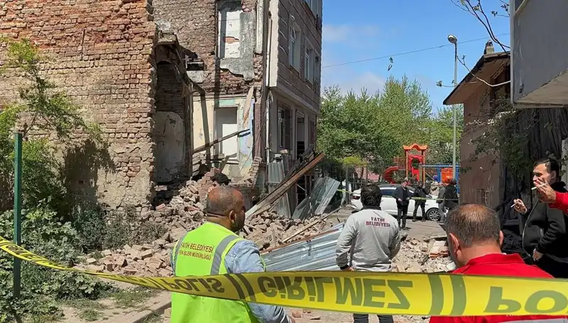 İstanbul'da Deprem: Fatih'teki Bir Bina Aşırı Hasar Görerek Çöktü