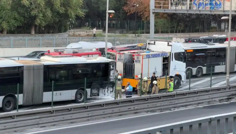 İstanbul Metrobüsünde Yangın: Trafik Felç Oldu, Yolcular Panikledi!
