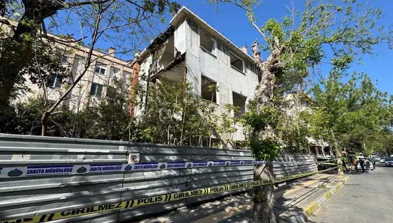 Bakırköy'de Metruk Bina Depremde Kısmen Çöktü, Olay Anı Kameralara Yansıdı