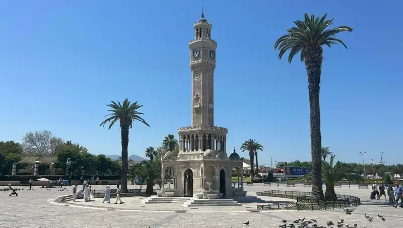 İzmir'de Aşırı Sıcaklar Şehir Hayatını Bunalttı: Boş Meydanlar ve Düşen Sıcaklıklar