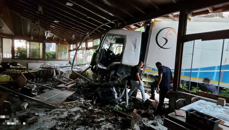 Freni Boşalan Kamyon, Restoranda Şok Etkisi Yarattı!