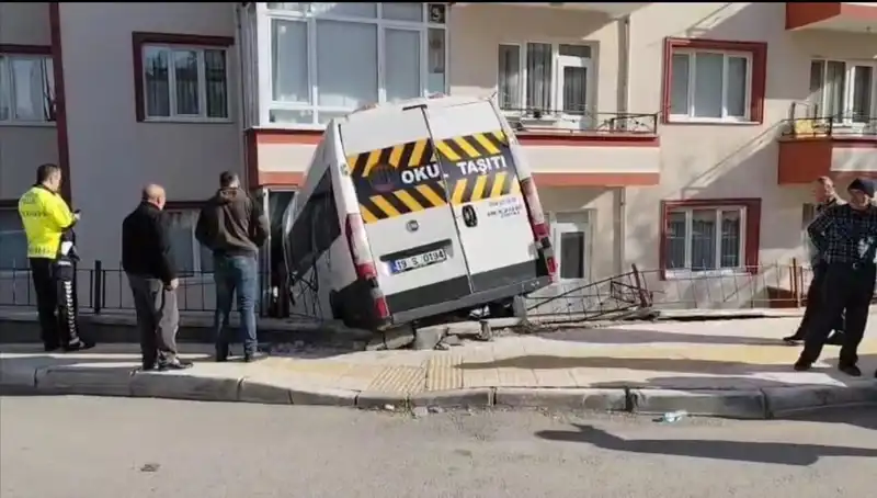 Okul Servisi, İkizler Dairesine Çarparak Balkona Girdi: İki Öğrenci Yaralandı!