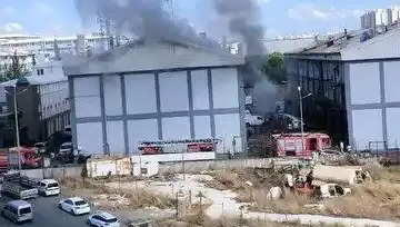 Başakşehir Sanayi Sitesinde Yangın: Ekipler Yangına Müdahale Ediyor