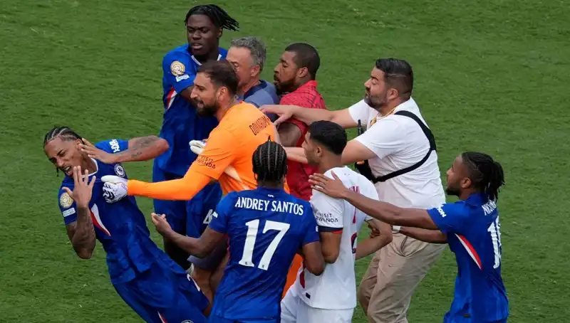 Dev Finalde Şok Edici Anlar: Teknik Direktörden Futbolcuya Yumruk!