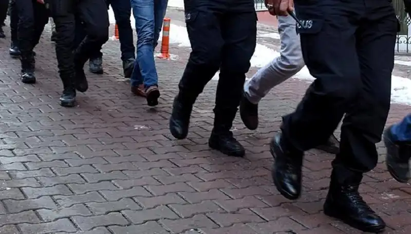 Antalya'da Büyük Silah Kaçakçılığı Operasyonu: Suç Çetesi Çökertildi