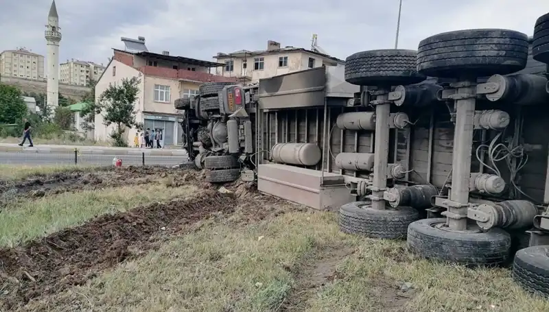 Erzurum'da Freni Boşalan TIR Dehşet Saçtı, Yaşananlar Gözler Önünde