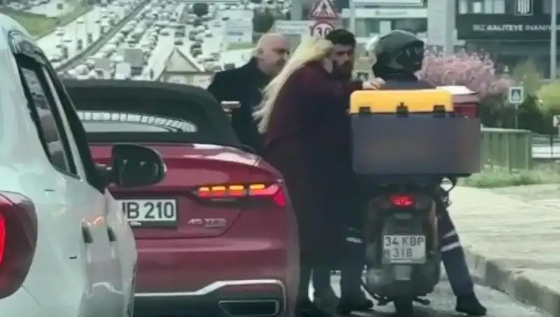 D-100'de Şok Edici Olay: Motokuryeye Silah Çeken Sürücü Yakalandı