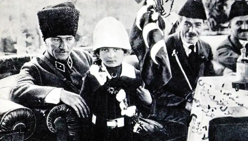 Unutulmaz Fotoğrafın Hikayesi: O Şapkanın Altında Neler Saklı?