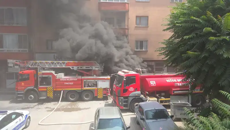 Niğde'de Beyaz Eşya Deposunda Korkutan Yangın: İhbar Üzerine Hızla Müdahale