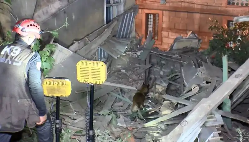 İstanbul'da Deprem Sonrası Çökme: Hasarlı Bina Yıkıldı