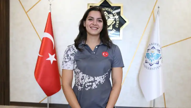 Genç Yıldız Esra, Altın Madalya ile Dünya Şampiyonluğuna Göz Kırpıyor