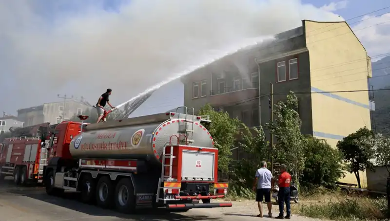 Çatı Katındaki Yangın, Mahallede Panik Yarattı: Nedenleri Araştırılıyor