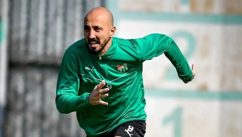 Milli Futbolcunun 2. Lig Kararı: Kariyerinde Yeni Bir Dönem mi Başlıyor?
