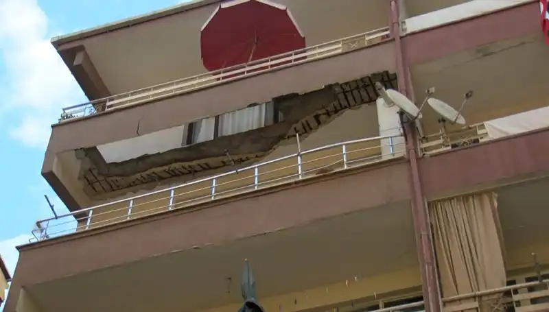 Güngören'de Görülen Korkunç Manzara: Beş Katlı Binanın Balkonu Neden Çöktü?