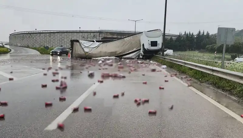 TIR Devrildi, İçkiler Yola Saçıldı: Olay Yerinde Şaşkınlık Hakim