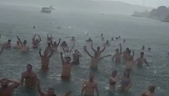 İstanbul'un Bebek Sahili'nde Yağmura Rağmen Denize Giren Kalabalık Dikkat Çekti