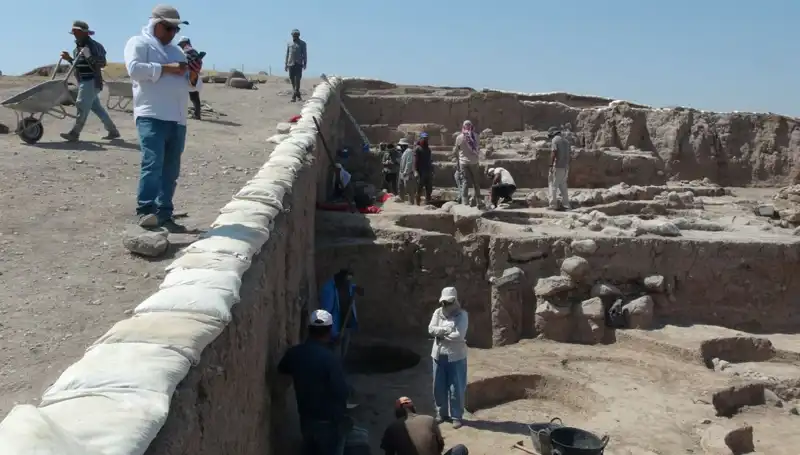 Kilis'te Oylum Höyük Kazısı: Sıcak Havanın Zorluğuna Rağmen İlerliyor!