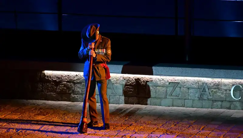 Anzak Koyu'nda Duygu Dolu "Şafak Ayini" ile Tarih Yeniden Canlandı