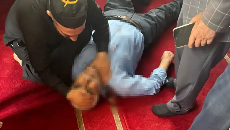 Camide Namaz Kılarken Bıçaklı Saldırı: Toplumda Şok Etkisi Yaratıyor
