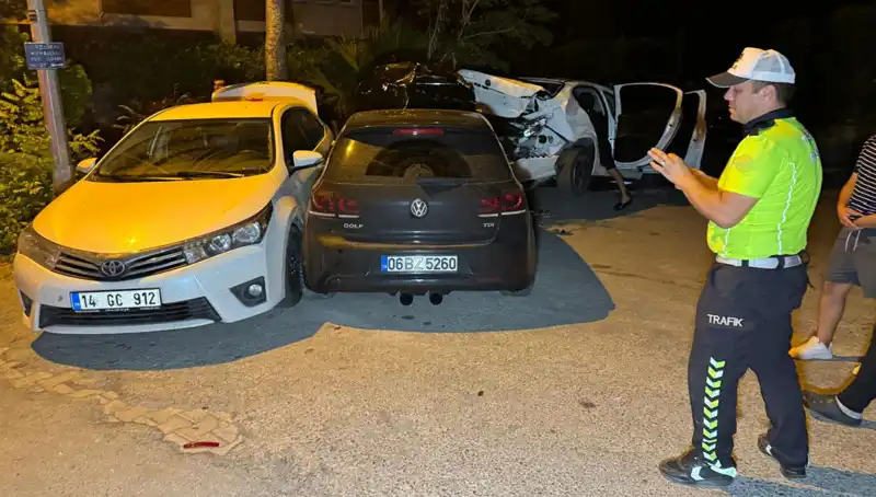 Alkolün Tutuşturduğu Gece: Sürücü Feci Kaza Yaptı, Üç Araç Hasar Gördü