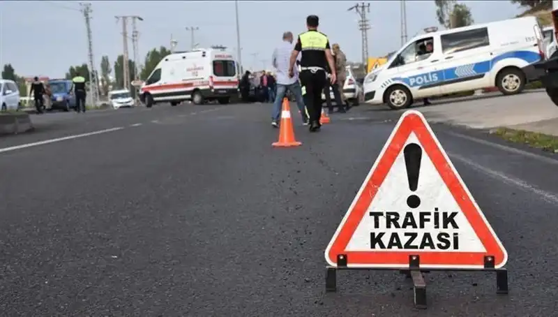 Antalya'da Otomobil Kanalda Devrildi: Yaralılar ve Büyüyen Tehlike