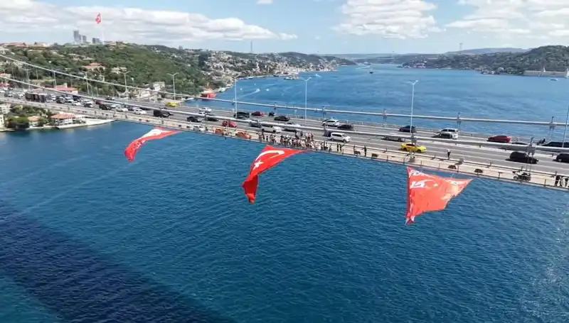Türkiye'nin Gururu: Yeni Köprüye Dev Türk Bayrağı Asıldı