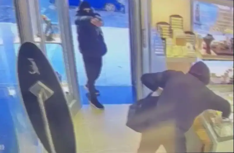 Ümraniye'de Maskeli Soygun Girişimi: Güvenlik Kameraları Anbean Kaydetti